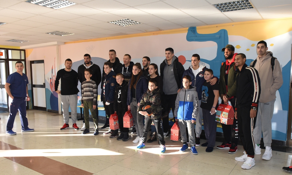 Košarkaši Budućnosti u posjeti Institutu za bolesti djece: Podijelili paketiće, mališani oduševljeni
