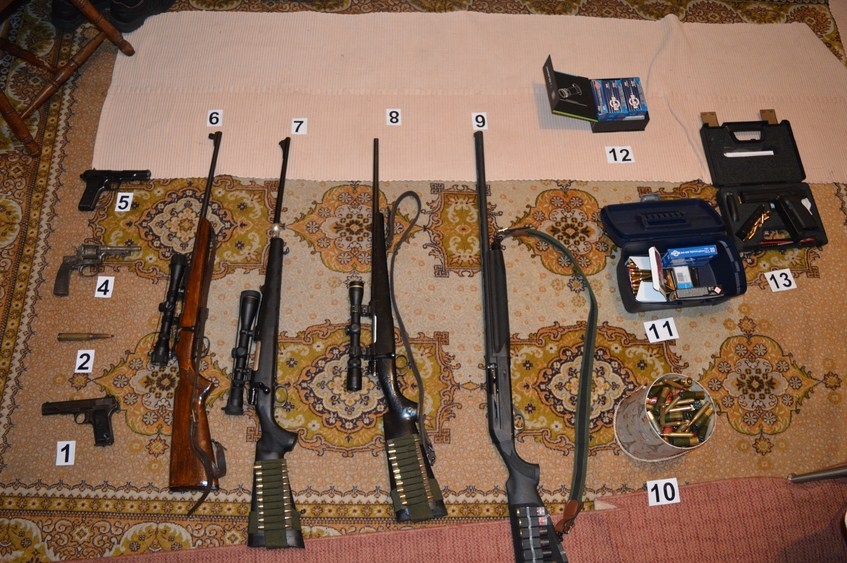 Pretresima u Cetinju i Baru pronađen arsenal oružja: Uhapšen Cetinjanin, oduzeti bomba, puške, pištolji i municija