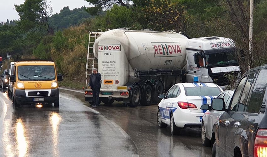 Bar: Šleper skliznuo s puta pa udario u banderu