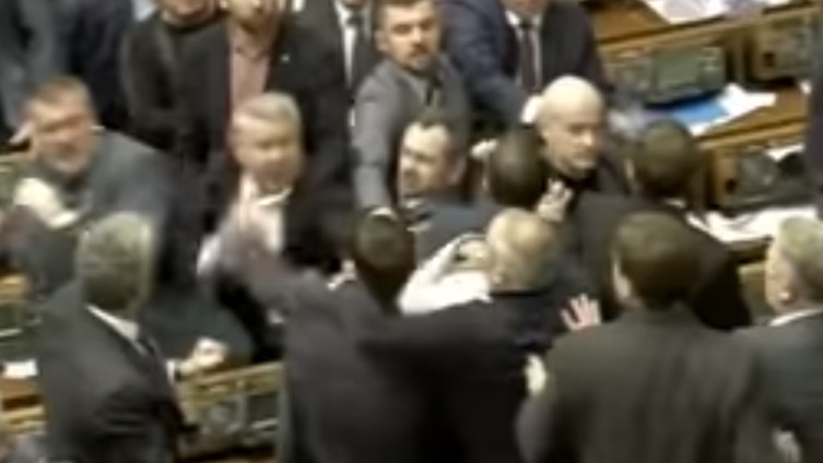 VIDEO: Tuča u ukrajinskom parlamentu zbog Putinovog postera