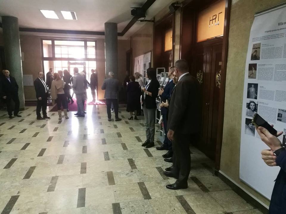 Pojačano policijsko obezbjeđenje u Skupštini, Premijerski sat uveliko kasni
