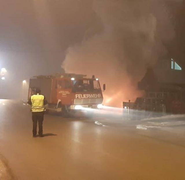 U Pljevljima potpuno izgorio automobil, požar zahvatio i kuću