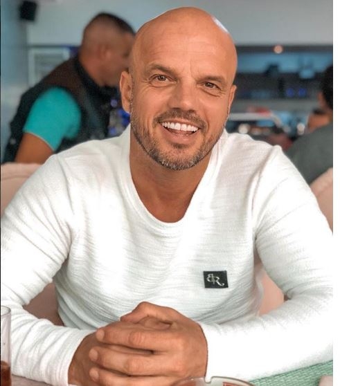 OPASAN FRAJER: Boban Rajović u ZAGRLJAJU sa tri male garave