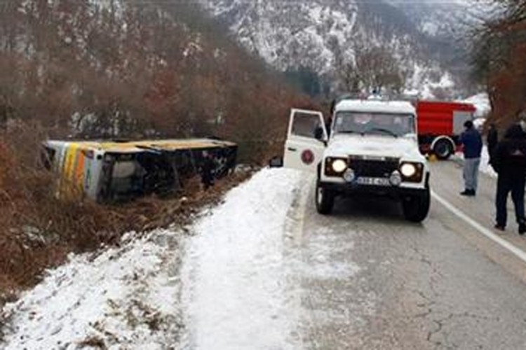 Prevrnuo se autobus na putu Beograd-Mostar, ima stradalih