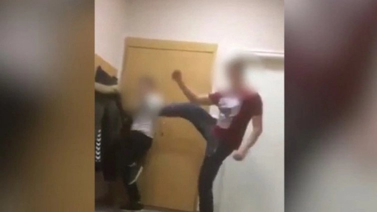 UZNEMIRUJUĆI VIDEO: “Pustite me, PLJUJEM KRV!” Jeziv snimak NASILJA u domu učenika u Kraljevu