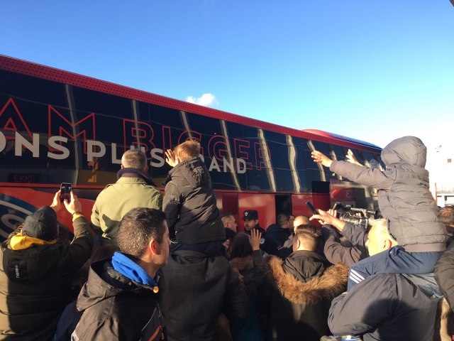 Fudbaleri PSŽ sletjeli u Beograd, Nejmar se slikao sa obožavateljima (FOTO)