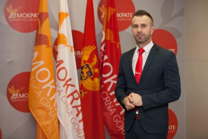 Demokrate dolaze da pregovaraju kad DF potpiše obavezujući akt