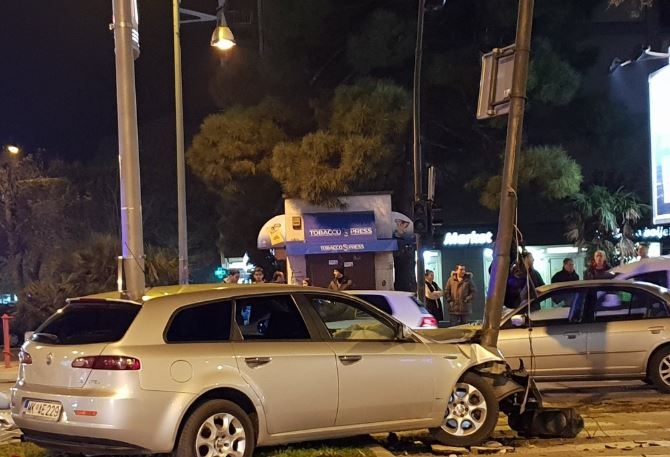 Udes u Podgorici, automobilom udario semafor