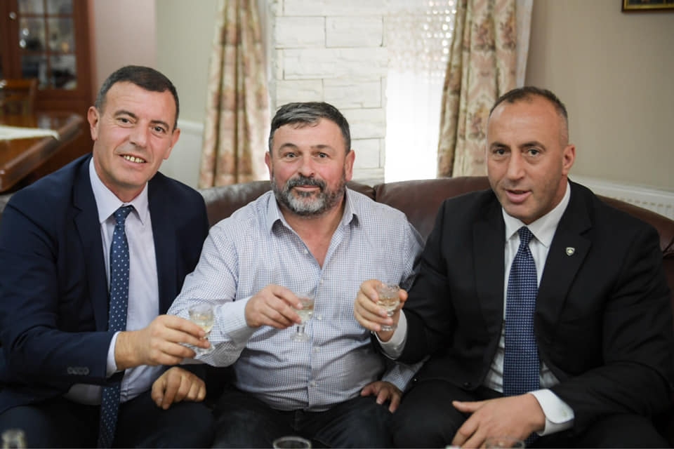Haradinaj posjetio srpsku porodicu u Obiliću i nazdravio sa domaćinom: Na srpsku zajednicu neće uticati mjere koje preduzme Vlada