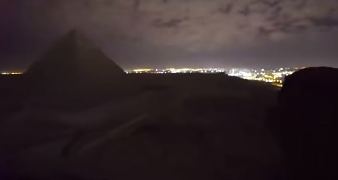 (VIDEO) Pokrenuta istraga protiv para: Skinuli se i vodili ljubav na vrhu Keopsove piramide