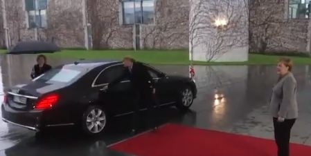 VIDEO: Tereza Mej zaglavljena u kolima, Merkelova čekala