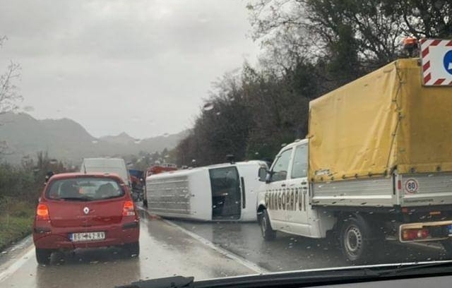 Nesreća na putu Sutomore-Čanj: Prevrnuo se kombi