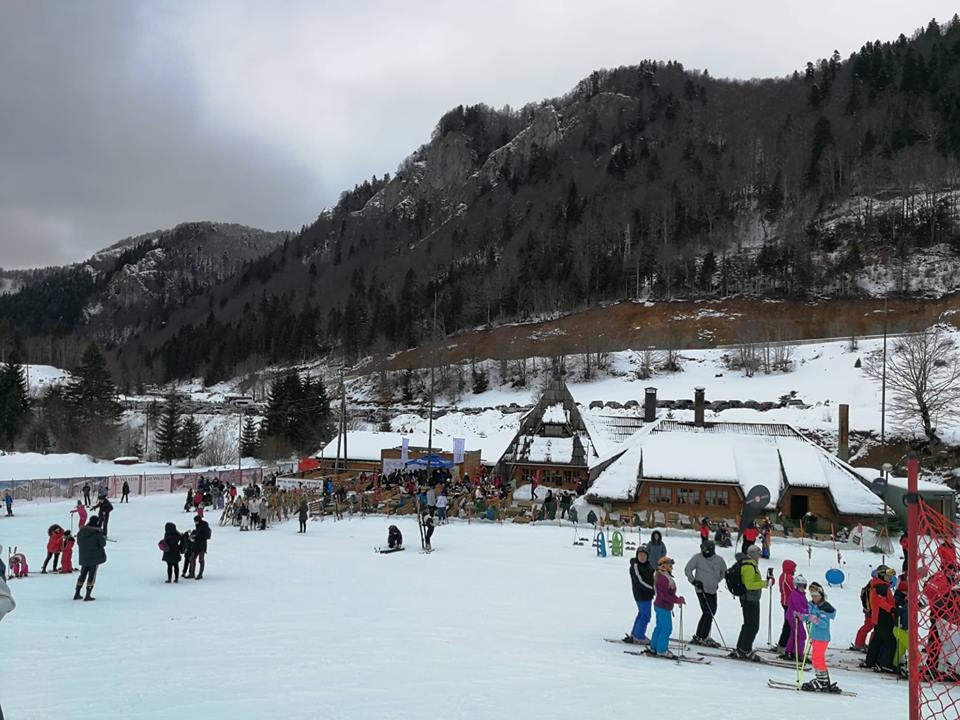 Otvorena zimska sezona u Kolašinu: Pravljen mega kačamak za sve