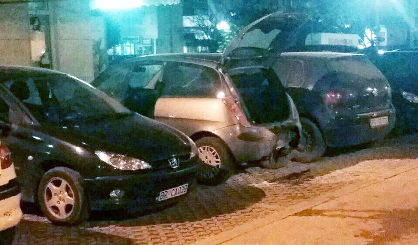 Zapalilo se vozilo u Baru, požar gasio policajac aparatom iz apoteke