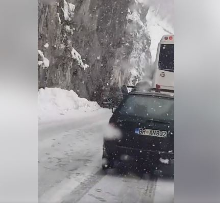 Saobraćajna nezgoda u Kolašinu: Automobil udario u stijenu