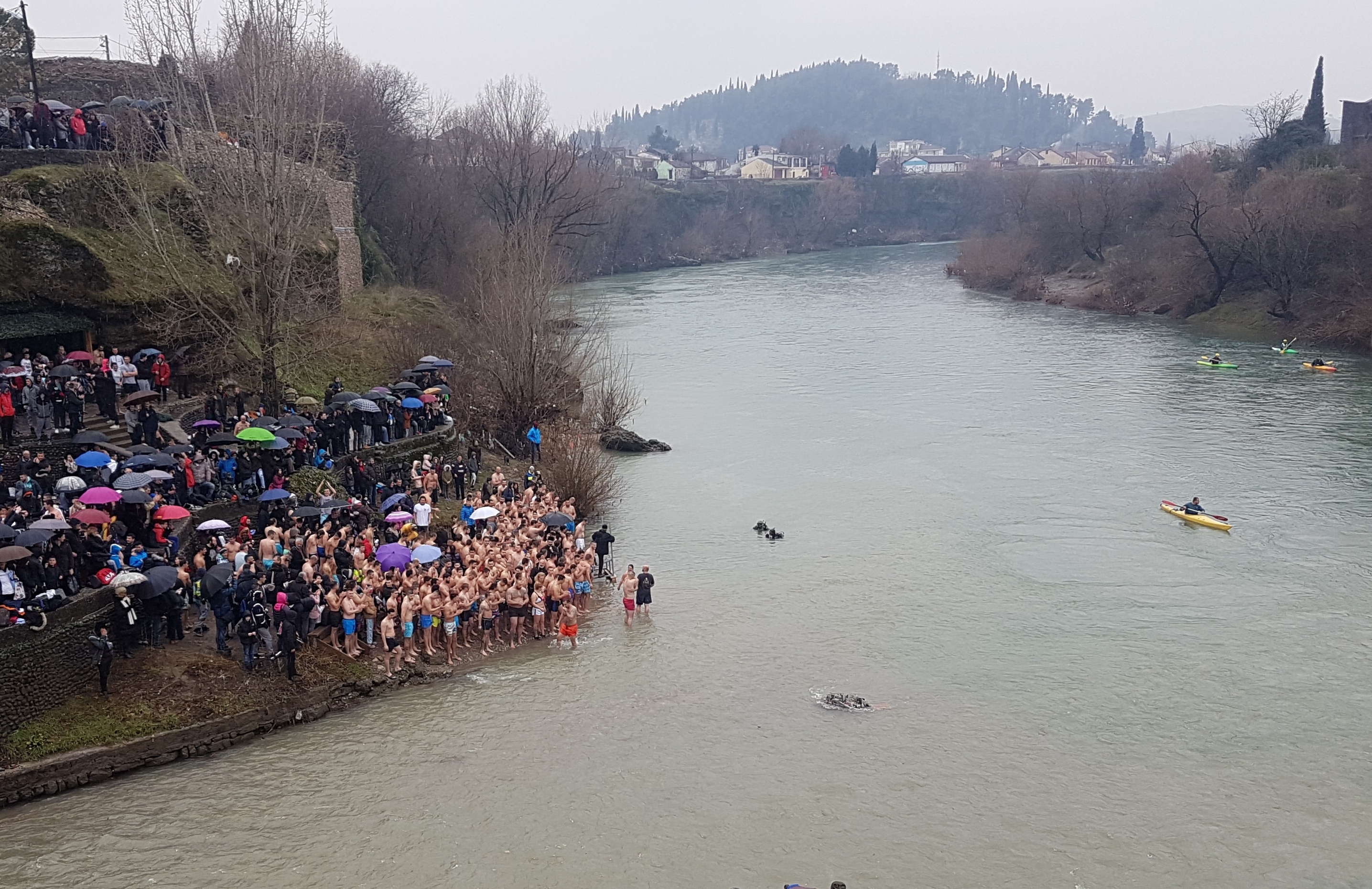 Podgorica: Do bogojavljenskog krsta prvi stigli Goran Čađenović i Slavica Ćuković