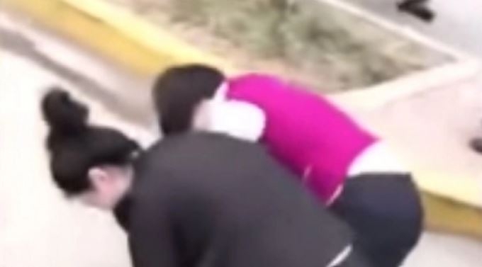 VIDEO: Gazde pripremile sramnu kaznu, radnici puzali ulicom jer nijesu ispunili zadatak