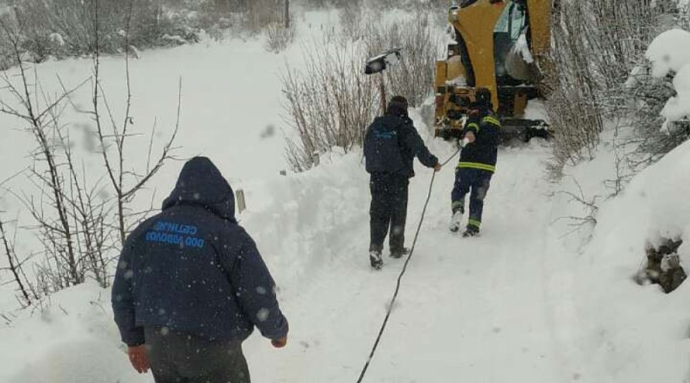 Bager se zaglavio u snijegu blizu Cetinja, vatrogasci intervenišu