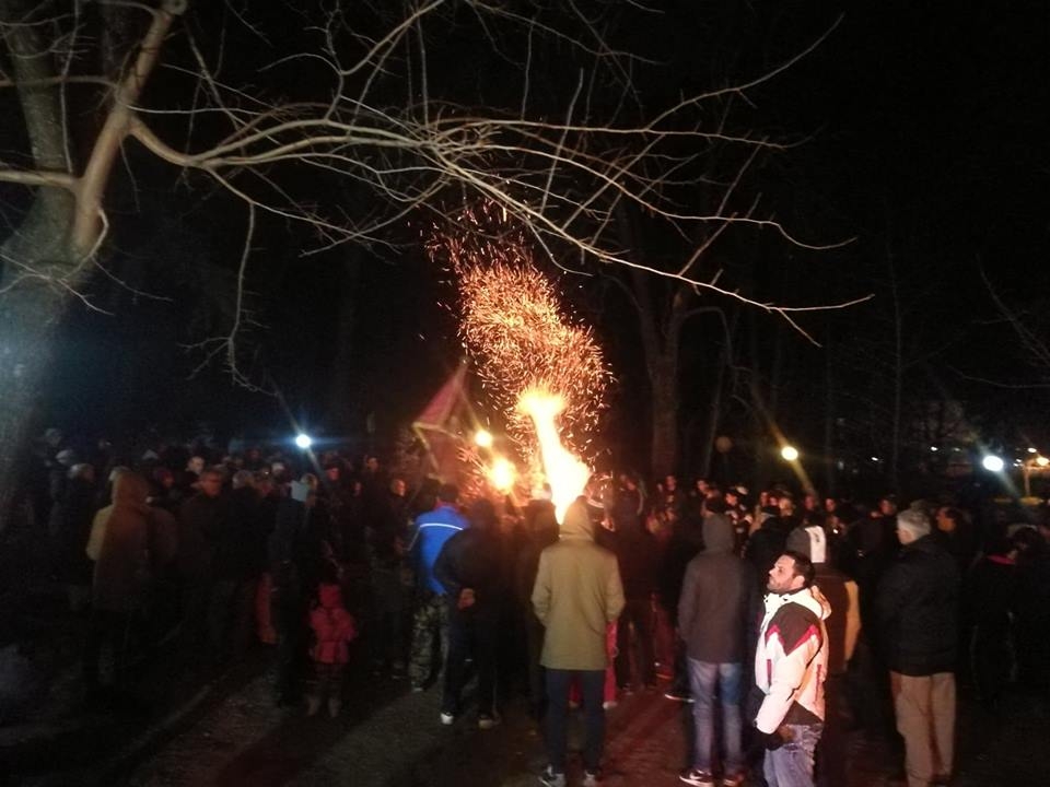 VIDEO: CPC nalagala badnjake ispred dvorca Petrovića, vjernici SPC im puštali četničke pjesme
