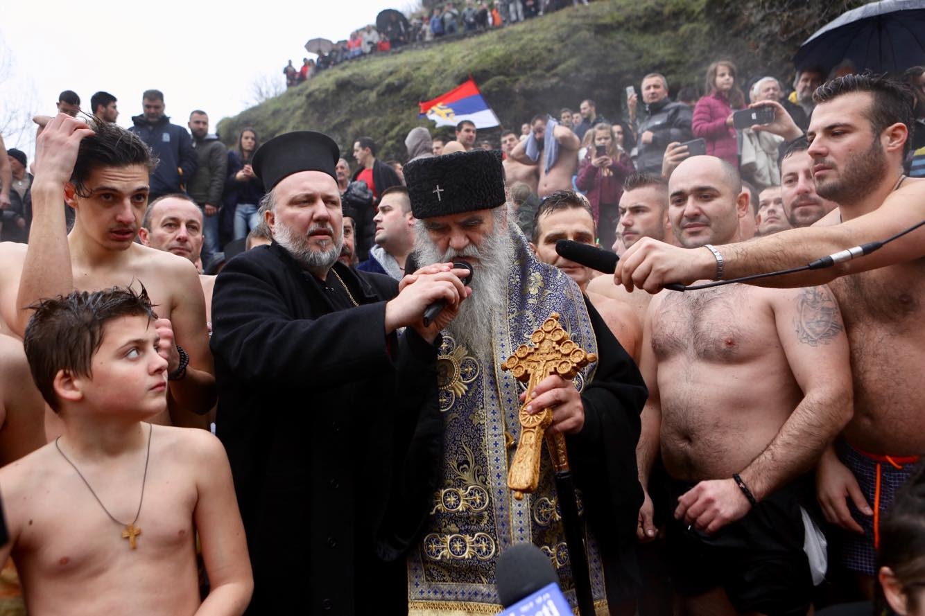 VIDEO: Amfilohije sa učesnicima zapjevao “Kosovo je srce Crne Gore”