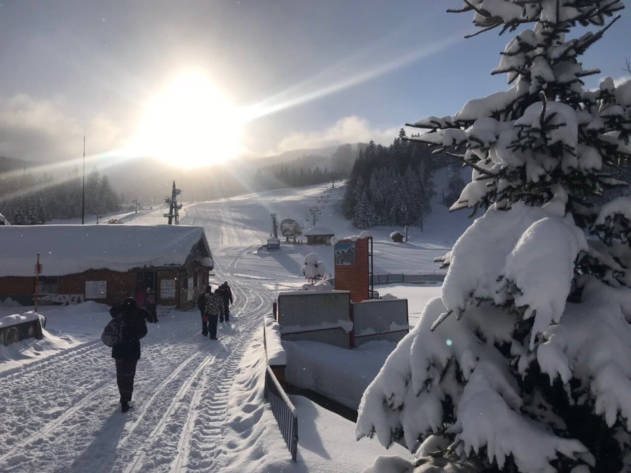 Sunčani dan bez padavna privukao 1.000 skijaša na Bjelasici: Još više gostiju u Ski centru očekuju za vikend