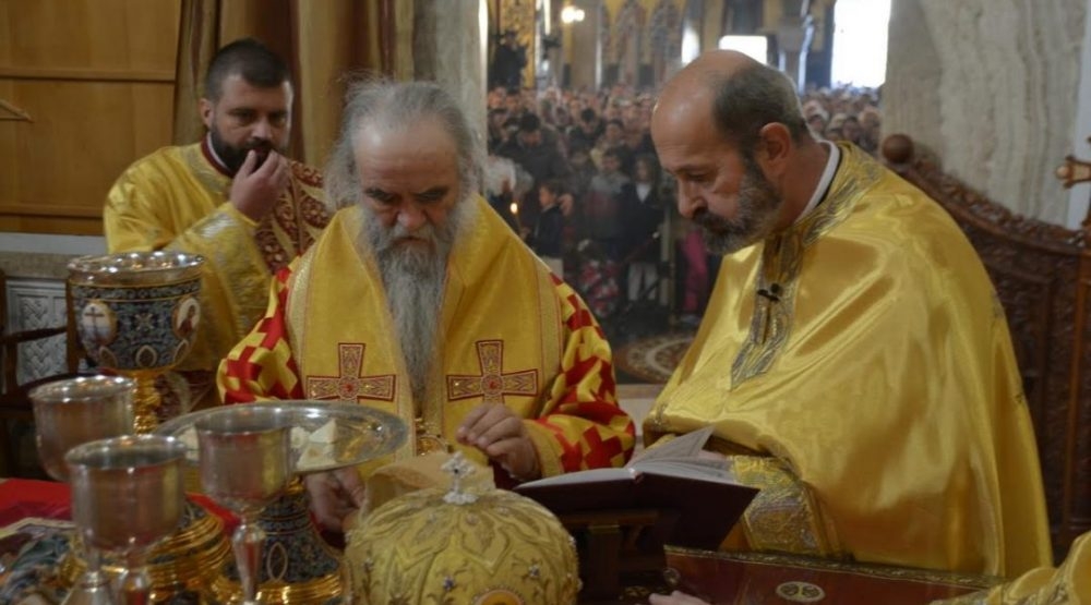 Amfilohije služio božićnu liturgiju: “Stid i sram je što vlast danas izmišlja nekakvu svoju autofekalnu crkvu”