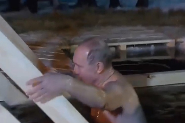 VIDEO: Putinovo bogojavljenjsko kupanje u hladnoj vodi