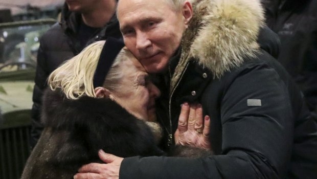 Putinu starija žena pala u zagrljaj, njegova reakcije je sve zadivila