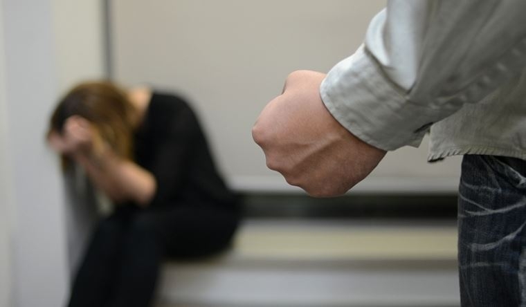 Nastavljeno suđenje Alihodžiću za prebijanje supruge: “Motkom me udarao po ruci, vratu i nogama”