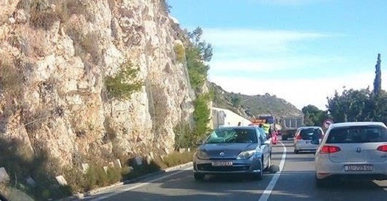 Na magistrali kod Dubrovnika kamen pao na taksi, turisti se bore za život