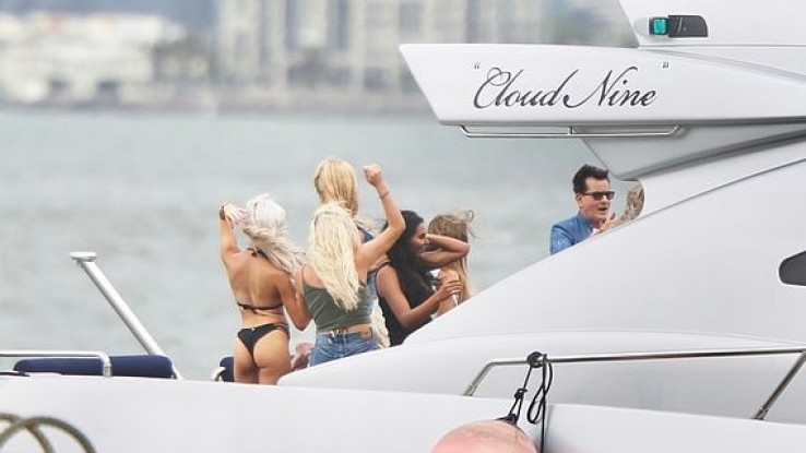 I dalje ga vole: Holivudski zavodnik Čarli Šin sa seksi djevojkama na luksuznoj jahti