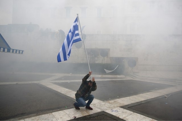 Haos u Atini, sukobi, suzavci na protestu