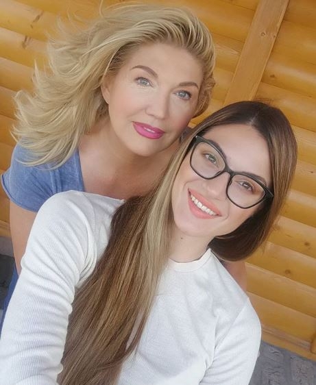 Ćerka Suzane Mančić se RAZVELA od 20 godina starijeg biznismena, a ovo je razlog