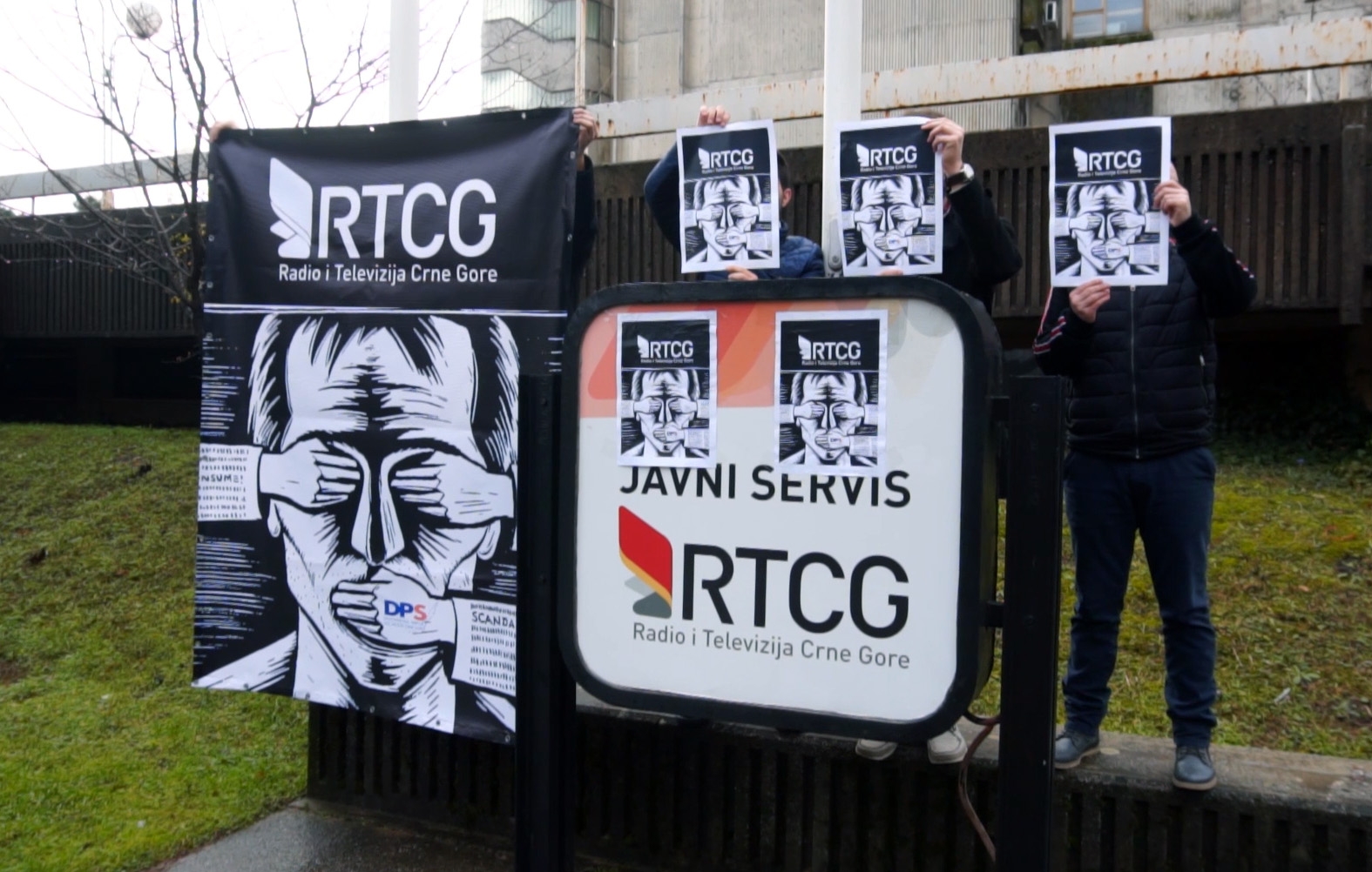 URA održala performans ispred RTCG-a, reagovalo i obezbjeđenje