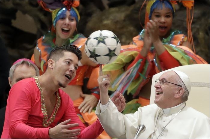 Papa Franjo s kubanskim cirkuzantima pokazao i svoje vještine