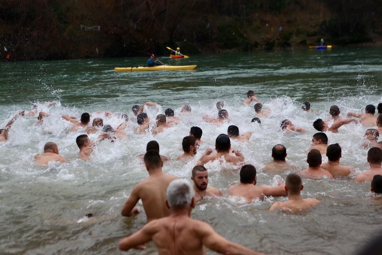 Foto galerija: Pogledajte kako je više od 150 momaka i djevojaka plivalo za časni krst u Podgorici