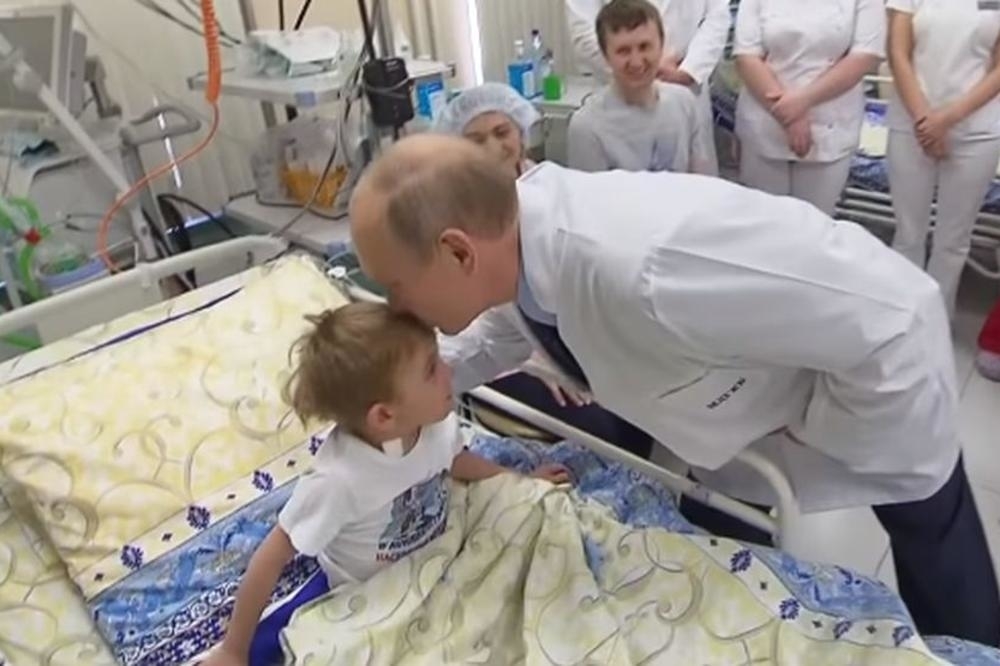 Putin u bolnici poljubio bolesnog dječaka: Ono što je mališan odgovorio nasmijaće vas do suza
