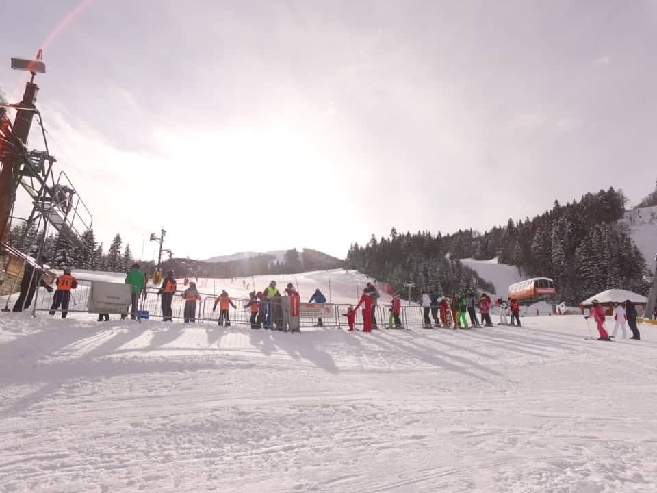 FOTO – Ski centar Kolašin obara sve rekorde: Na skijalištu danas boravi preko 1.500 gostiju!