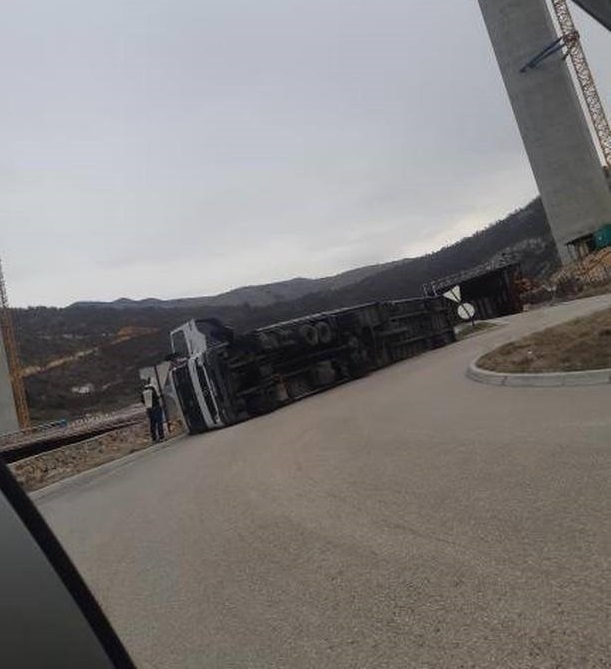 Bioče: Jak vjetar prevrnuo kamion