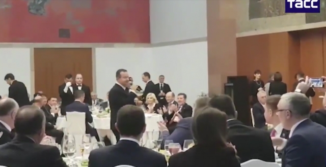 VIDEO: Dačić pjeva Putinu, ruski predsjednik tapše