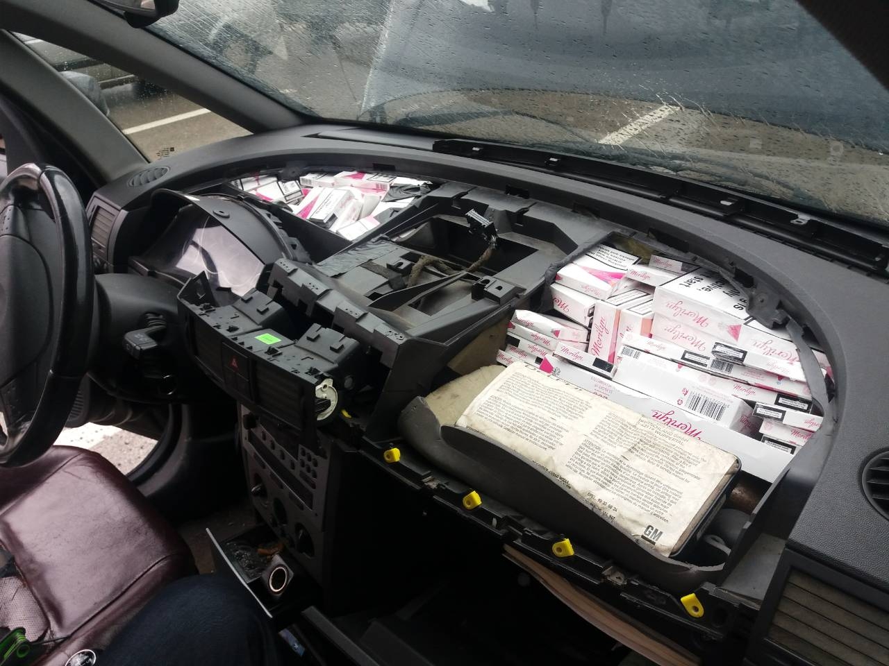 Policijski i carinski službenici otkrili 2.145 paklica cigareta sakrivenih u vozilu