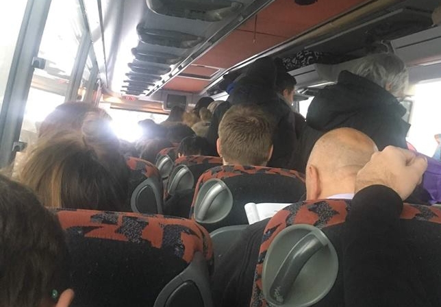 Putnici ponovo ljuti: Autobus staje na svakom čošku, iako nema mjesta ni za stajanje, karte normalno naplaćuju!