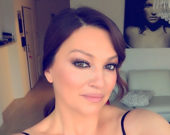 NINA BADRIĆ U TOPLESU: Pjevačica nikad provokativnija, uslikana u kadi