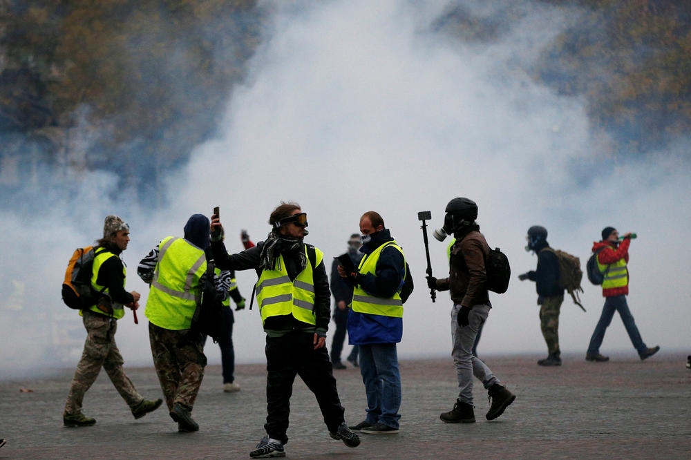 Većina Francuza je za prestanak protesta “Žutih prsluka”