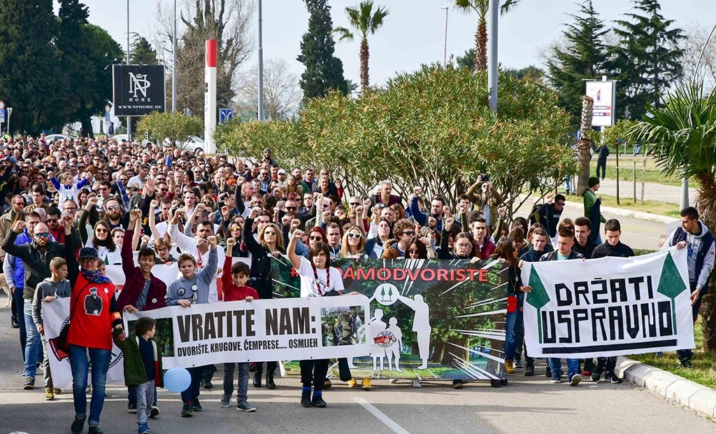 Novi protest zbog sječe čempresa: Na ulicama Bara oko hiljadu ljudi