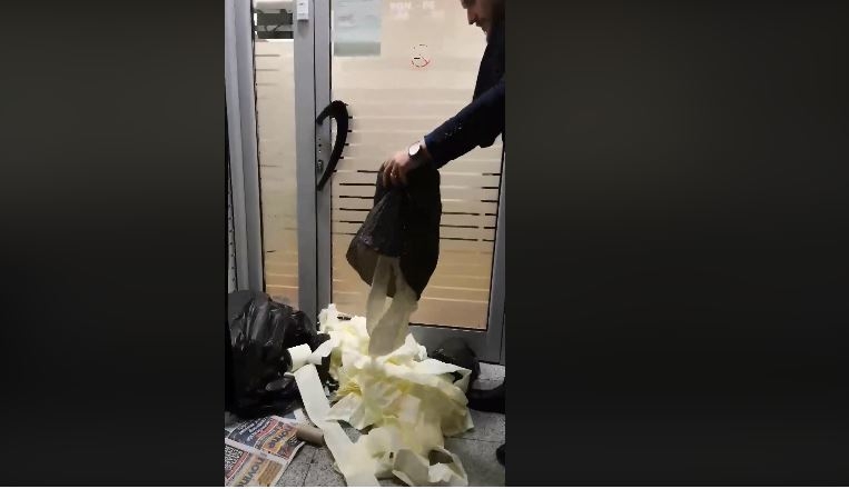 VIDEO: Aktivisti GP URA prosuli smeće ispred redakcije Dnevnih novina