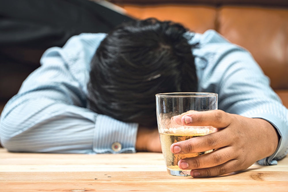 Indija: Oko 100 mrtvih zbog konzumiranja sumnjivog alkohola