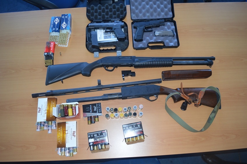 Policija na Cetinju oduzela oružje i municiju, u Baru pancire i kriptovani telefon