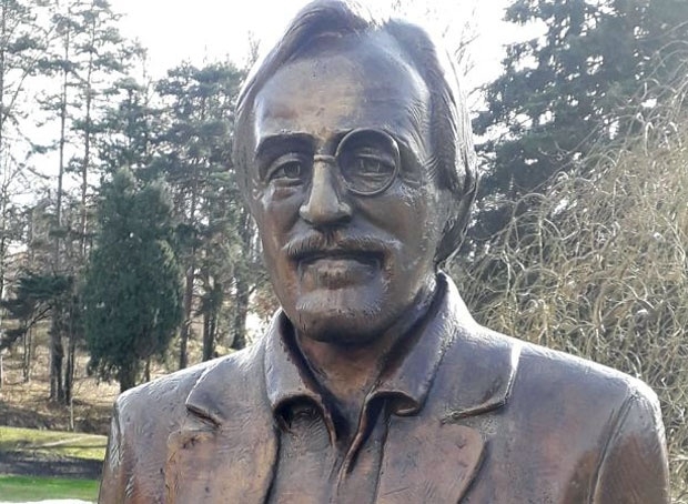 Statua glumca Dragana Nikolića ponovo oskrnavljena