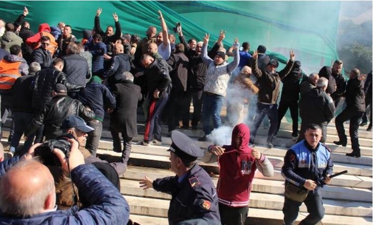 Haos u Albaniji: Demonstranti probili policijski kordon, lete Molotovljevi kokteli